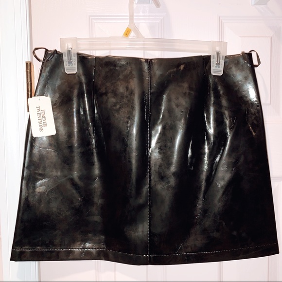 Pull Ring Faux Patent Mini Skirt (Black) - Picture 2 of 3